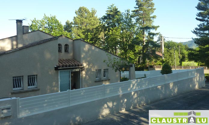 Pare vue en aluminium blanc pour cloturer une maison